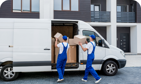 вантажники розвантажують автомобіль