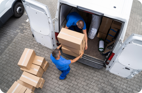 чоловіки розвантажують автомобіль