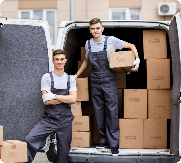 чоловіки тримають коробки